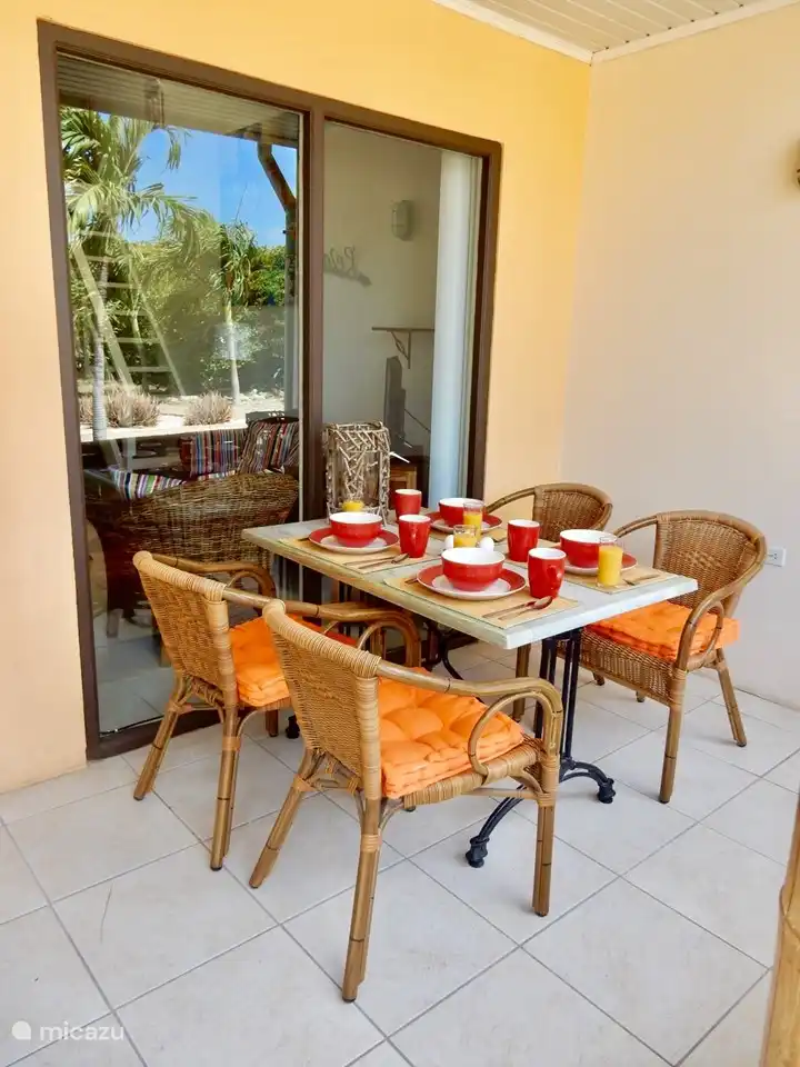 Terrasse mit Tisch und 4 Stühlen