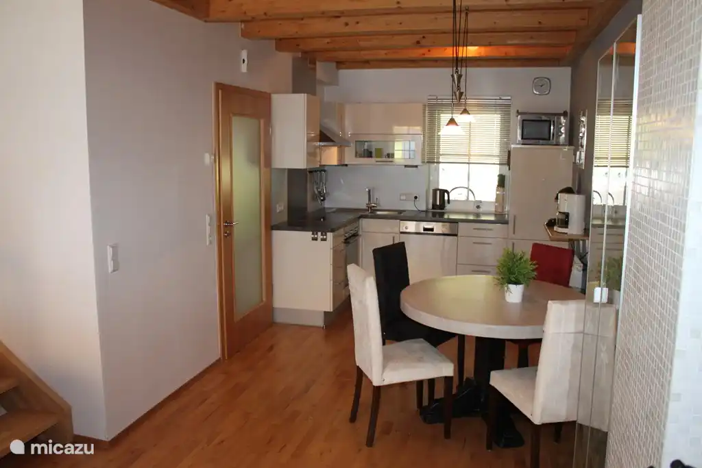 offene Küche mit großem Esstisch