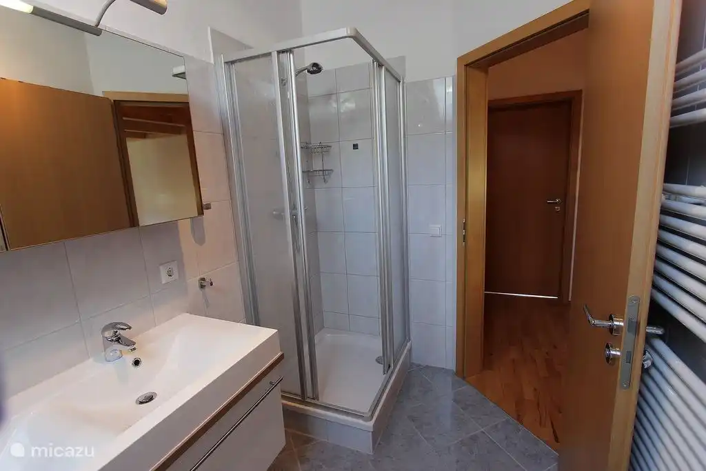 Badezimmer mit Badewanne und Dusche