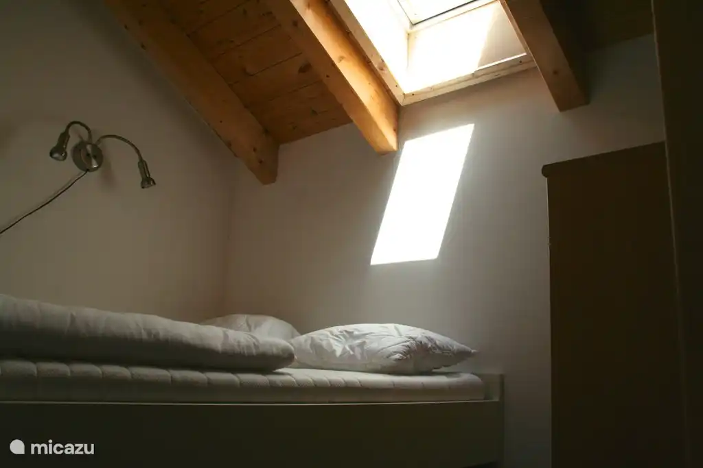 Im Zwischengeschoss, ein 3. Schlafzimmer mit einem zweiten Bett.
Dieses Zimmer vom Flur mit einer Treppe, um den Raum zu erreichen hat ein Dachfenster Veluwe.