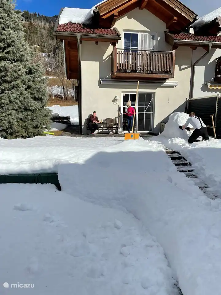 Die Sonne genießen / eine Schneebar machen.