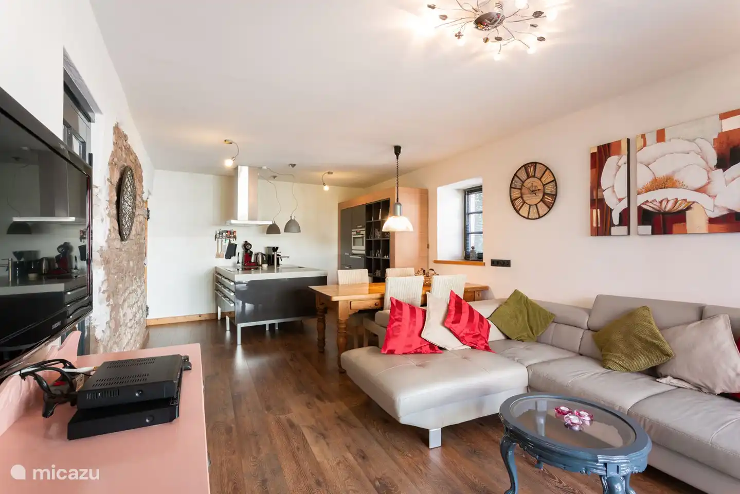 Sal&#243;n con amplio sof&#225;