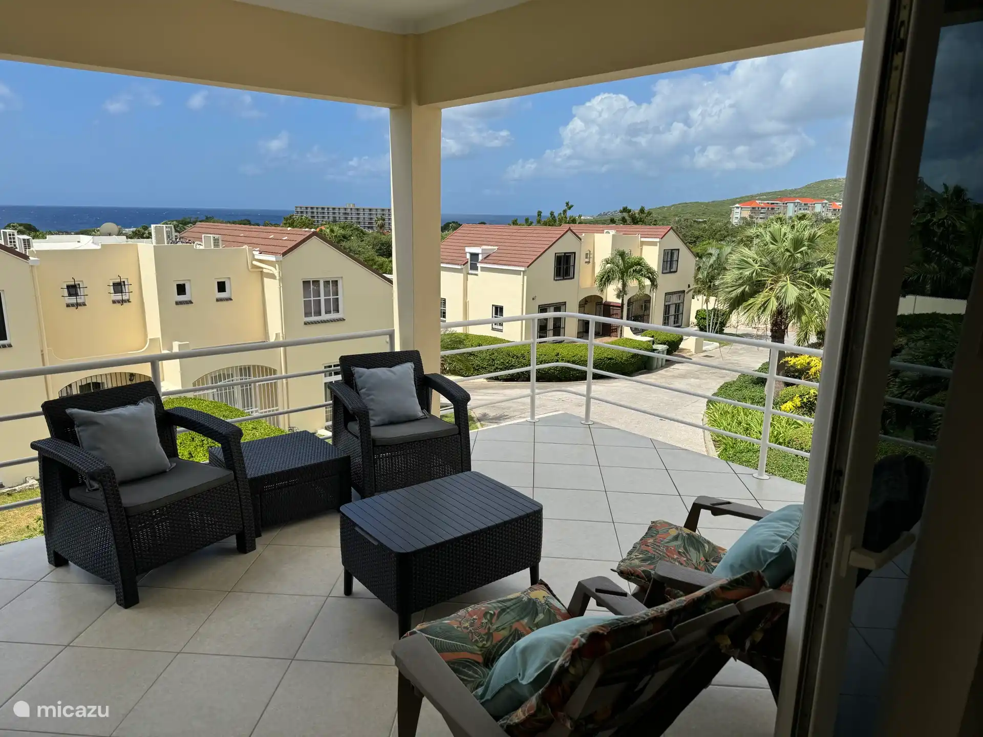 Terrasse der spiegelbildlichen Wohnung.