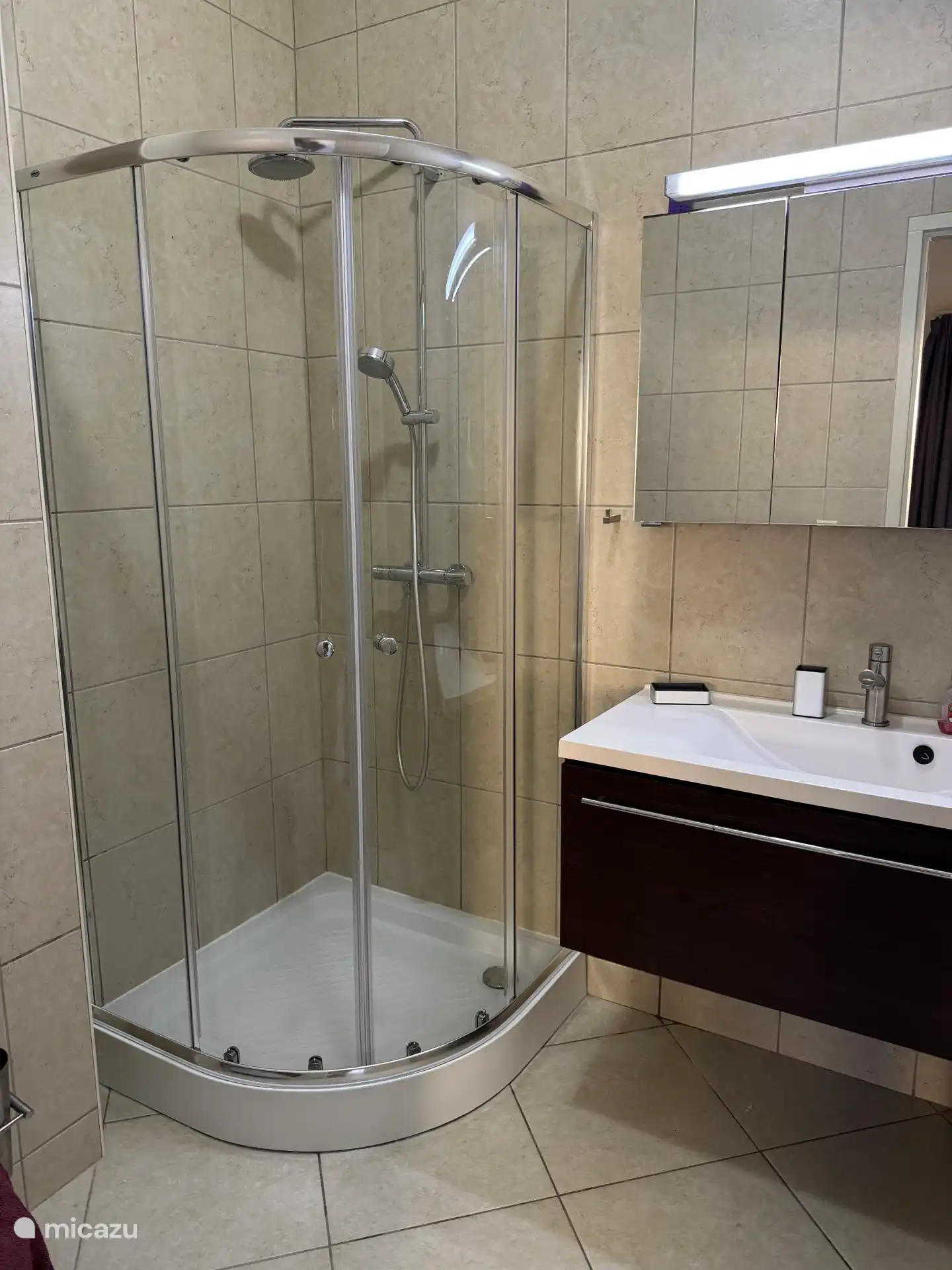 Badezimmer 2 mit erneuerter Duschkabine.