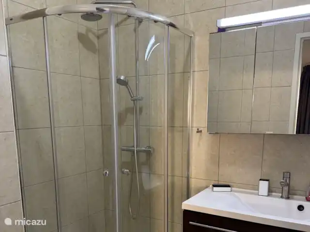 Location de Vacances Curaçao, Curaçao-Centre, Piscadera, appartement - Royal Palm Supernice Salle de bain 2 avec cabine de douche renouvelée.