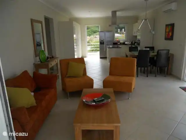 Location de Vacances Curaçao, Curaçao-Centre, Piscadera, appartement - Royal Palm Supernice Séjour qui à l'avant a une double porte coulissante sur la terrasse avec vue mer.