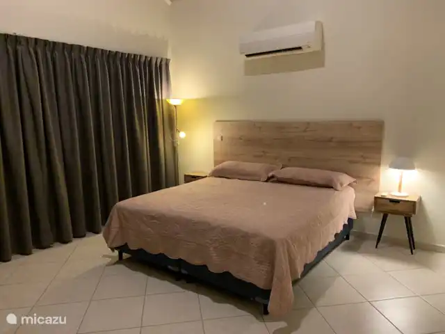 Location de Vacances Curaçao, Curaçao-Centre, Piscadera, appartement - Royal Palm Supernice Chambre principale avec salle de bains privative et beaucoup d’espace de rangement.
Nouveau lit et nouvelle climatisation.