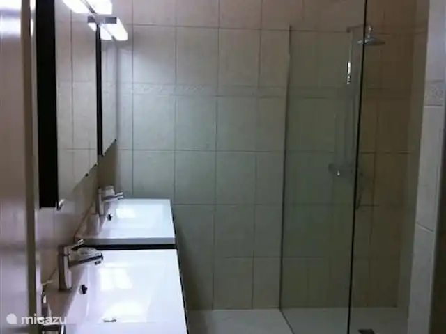 Location de Vacances Curaçao, Curaçao-Centre, Piscadera, appartement - Royal Palm Supernice Salle de bain avec douche à l'italienne et deux combinaisons de meubles vasque.