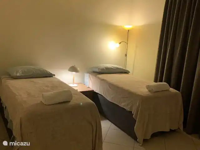 Location de Vacances Curaçao, Curaçao-Centre, Piscadera, appartement - Royal Palm Supernice Deuxième chambre avec 2 lits simples et salle de bain privée.