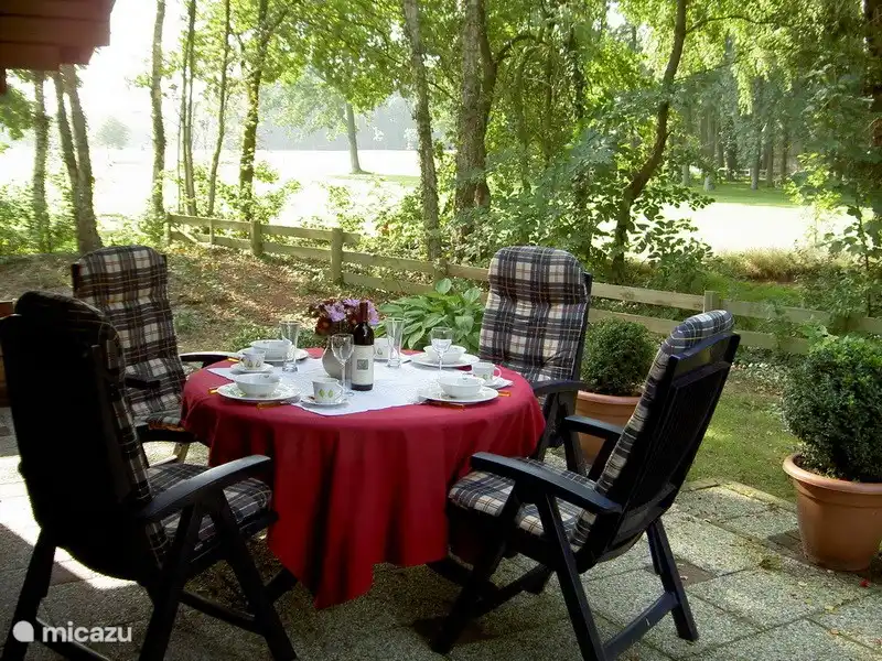 Auf der teilweise überdachten Terrasse haben Sie einen freien Blick auf die Umgebung