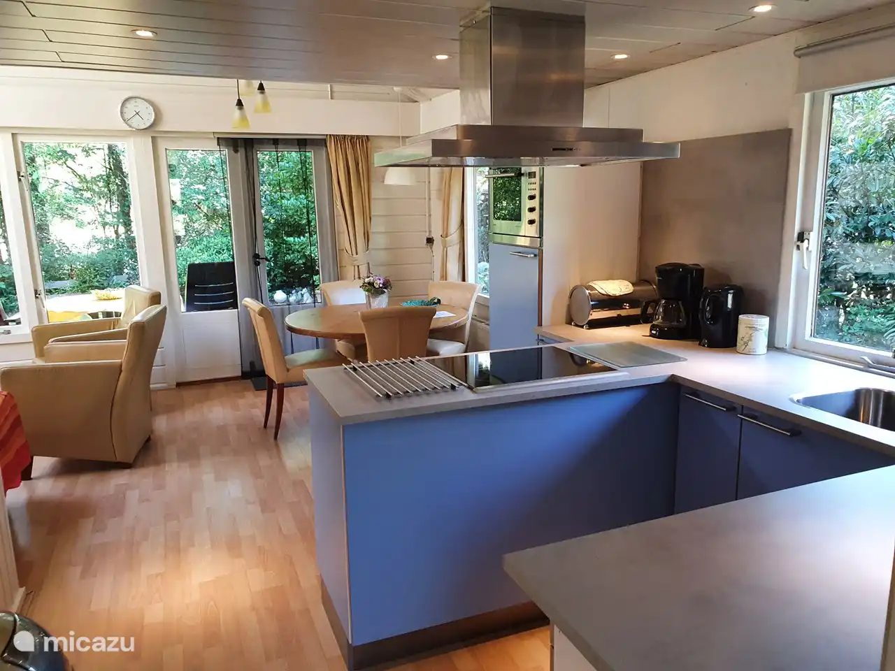 Von der Küche mit Kochecke aus haben Sie weiterhin Kontakt zum Ess- und Sitzbereich im Ferienhaus