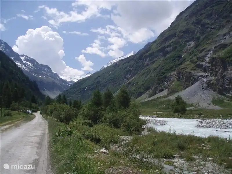 Walk along the Navigence direction Petit Mountet.