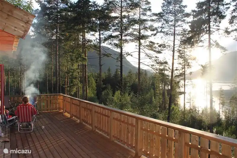 Le soir sur la véranda, profitant de la vue sur le lac.