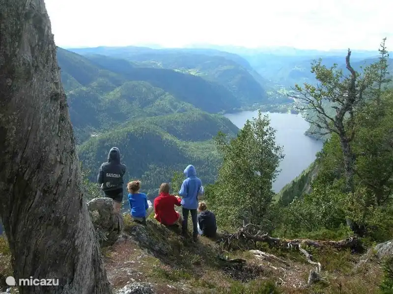 Une promenade à proximité, au-dessus d'un des lacs spectaculaires