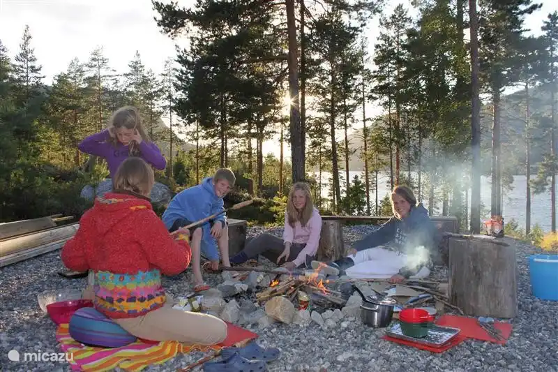 Le soir un feu de camp devant le gîte, cuisson du pain sur le feu, avec saucisses, confiture de myrtilles maison et guimauves