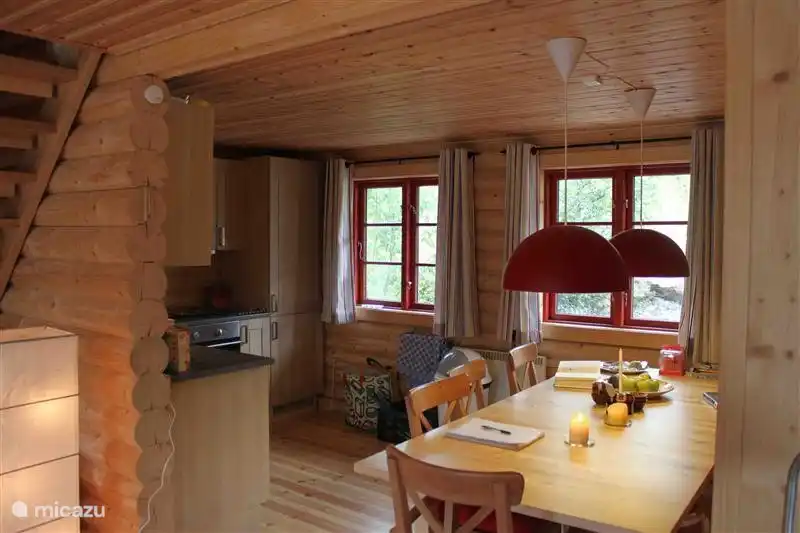 La cuisine en journée, avec un coin salon spacieux et une table pouvant être agrandie à 12 personnes