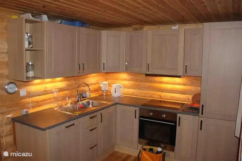 La cuisine du soir : moderne et entièrement équipée.