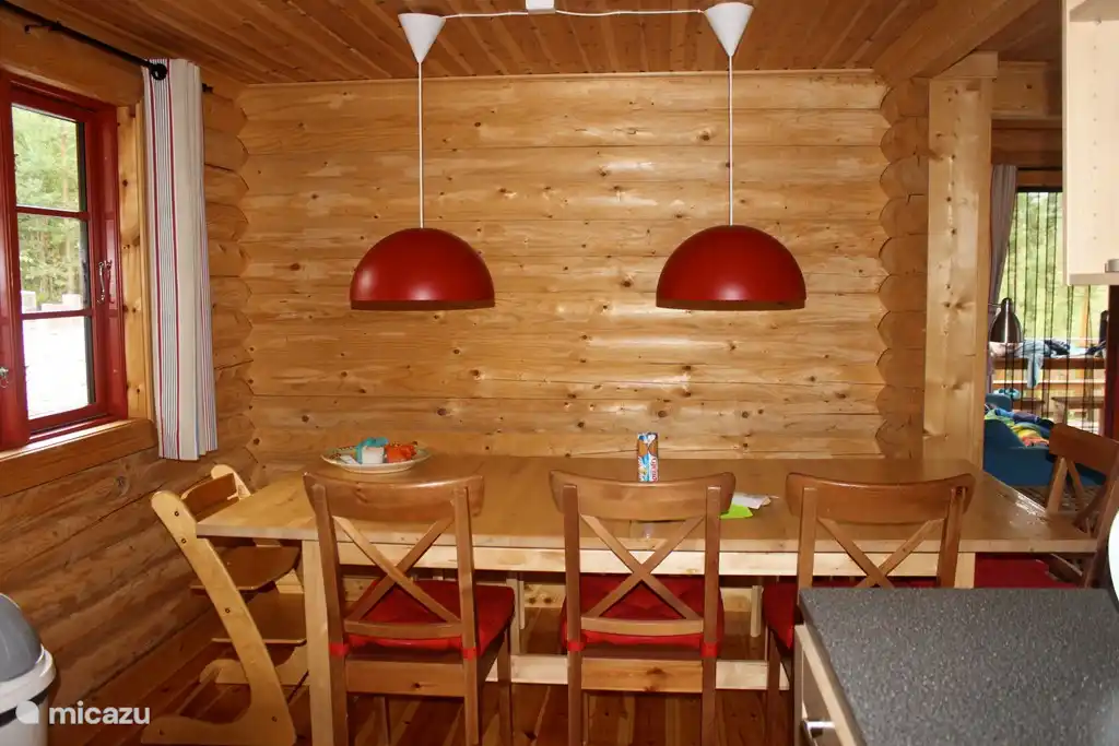 Coin repas confortable dans la cuisine