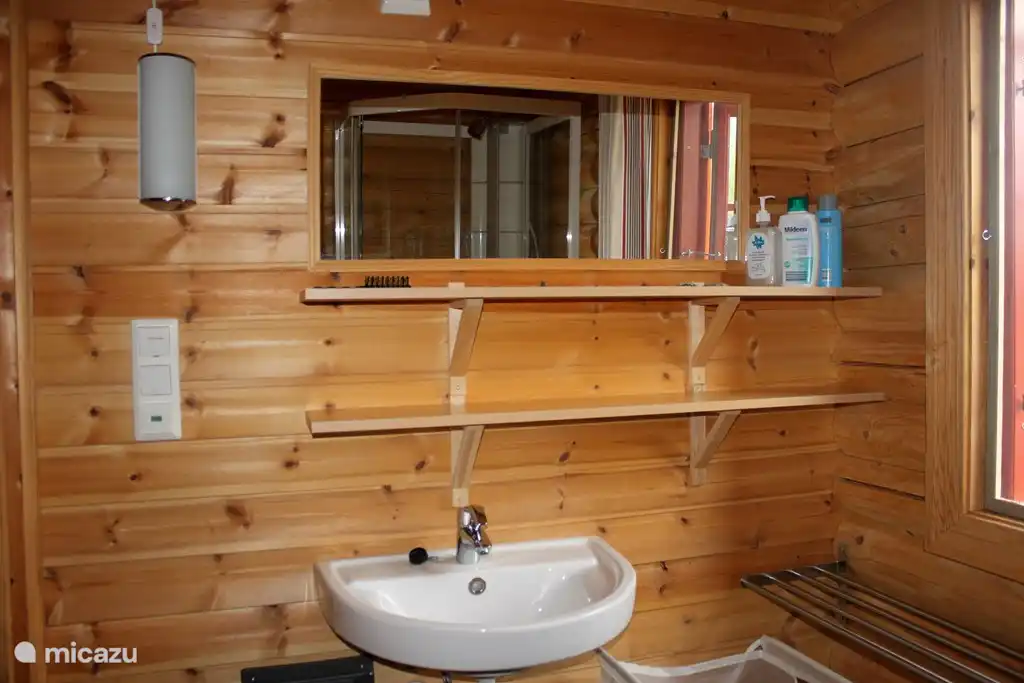 salle de bain, avec douche et accès au sauna