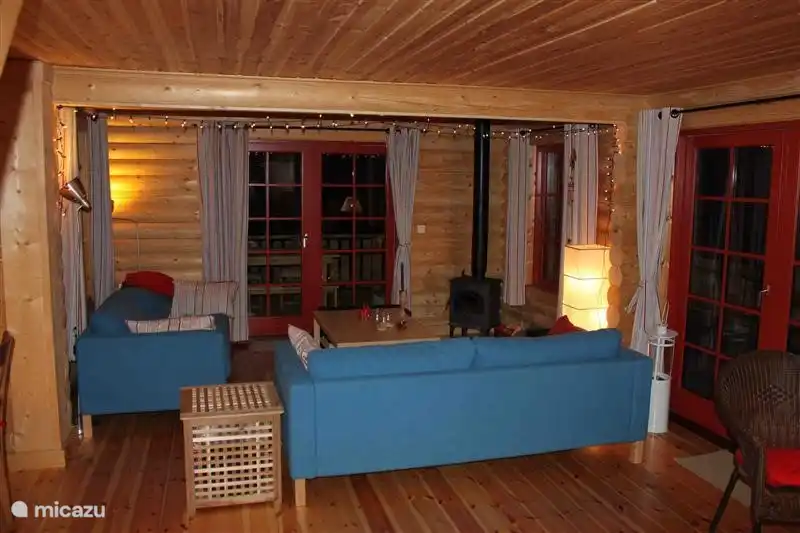 Coin salon dans les mois d'hiver sombres : poêle à bois douillet, canapés confortables, profiter après une journée intensive sur les skis ?