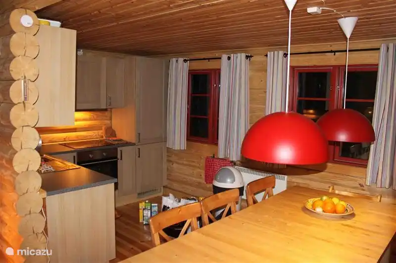 Cuisine ouverte spacieuse, entièrement en bois, au design moderne et complet