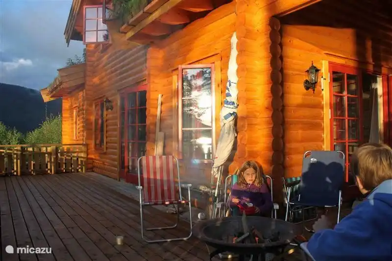 Profitez de la soirée sur la véranda, du soleil du soir et du bol à feu au milieu ..... 2 doubles portes entre la chambre et la véranda.