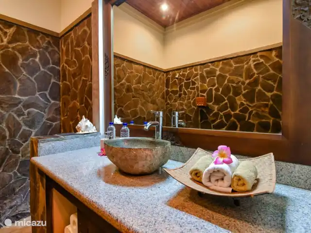 Location de Vacances Indonésie, Bali, Pemuteran, villa - Villa Sémadhi Salle de bain intérieure de la Suite Jardin