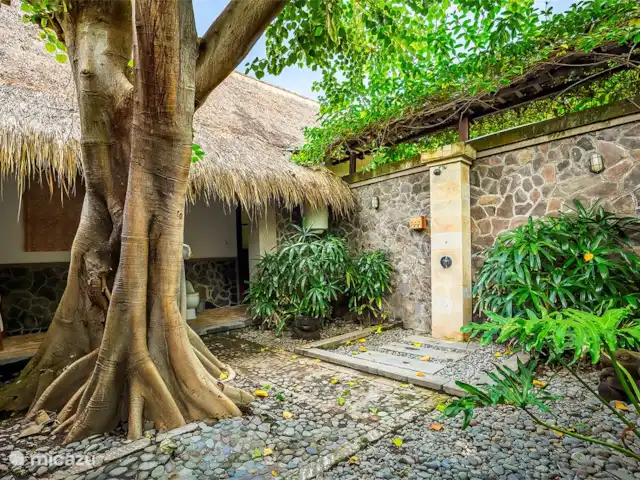 Location de Vacances Indonésie, Bali, Pemuteran, villa - Villa Sémadhi Salle de bain extérieure de la suite véranda
