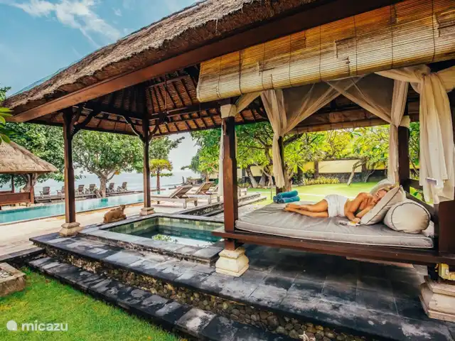 Location de Vacances Indonésie, Bali, Pemuteran, villa - Villa Sémadhi Le Gazebo avec vue sur le jacuzzi, la piscine et la mer.
