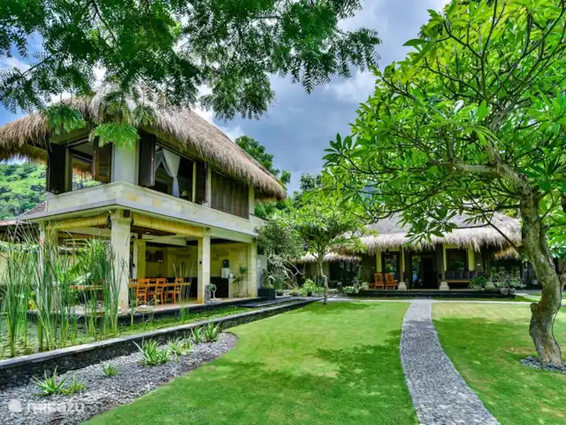 Location de Vacances Indonésie, Bali, Pemuteran, villa - Villa Sémadhi C'est le pavillon, entourant l'étang rempli de nénuphars et de poissons rouges. A l'étage, vous trouverez la quatrième chambre et sa salle de bain avec vue panoramique sur la mer et les montagnes. Au fond la maison principale.