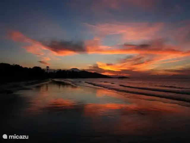 Location de Vacances Indonésie, Bali, Pemuteran, villa - Villa Sémadhi Vue depuis la villa, à gauche le coucher de soleil derrière les volcans de Java.