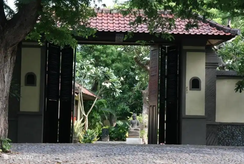 Main entrance villa Semadhi