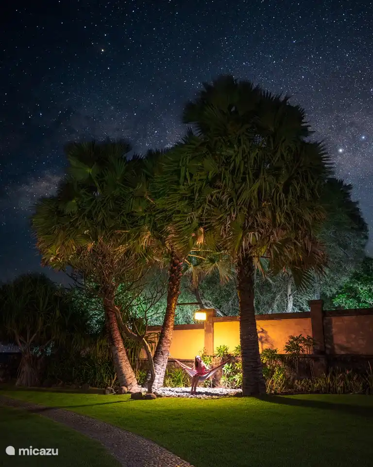Hangmat in de tuin onder de sterren hemel.