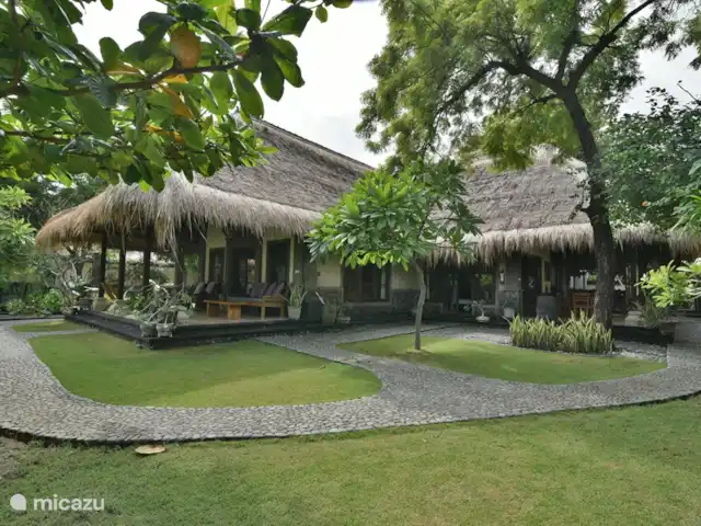 Location de Vacances Indonésie, Bali, Pemuteran, villa - Villa Sémadhi La maison principale de la Villa Semadhi, avec 3 chambres et 3 salles de bain, un salon et deux terrasses