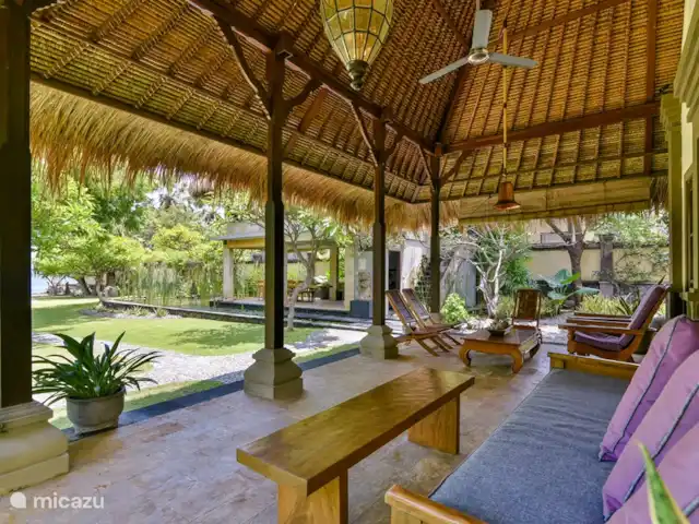 Location de Vacances Indonésie, Bali, Pemuteran, villa - Villa Sémadhi Terrasse avant de la maison principale avec vue sur le pavillon.