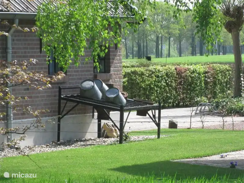 Erf rondom appartementen met mooi doorzicht in noordelijke richting