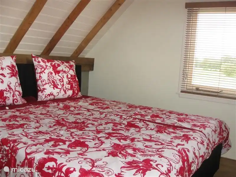 Slaapkamer appartement Noord. Met box spring bed incl. bedlinnen.