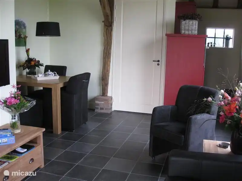 Woonkamer appartement Noord. Met rechts de open keuken en links de eethoek.