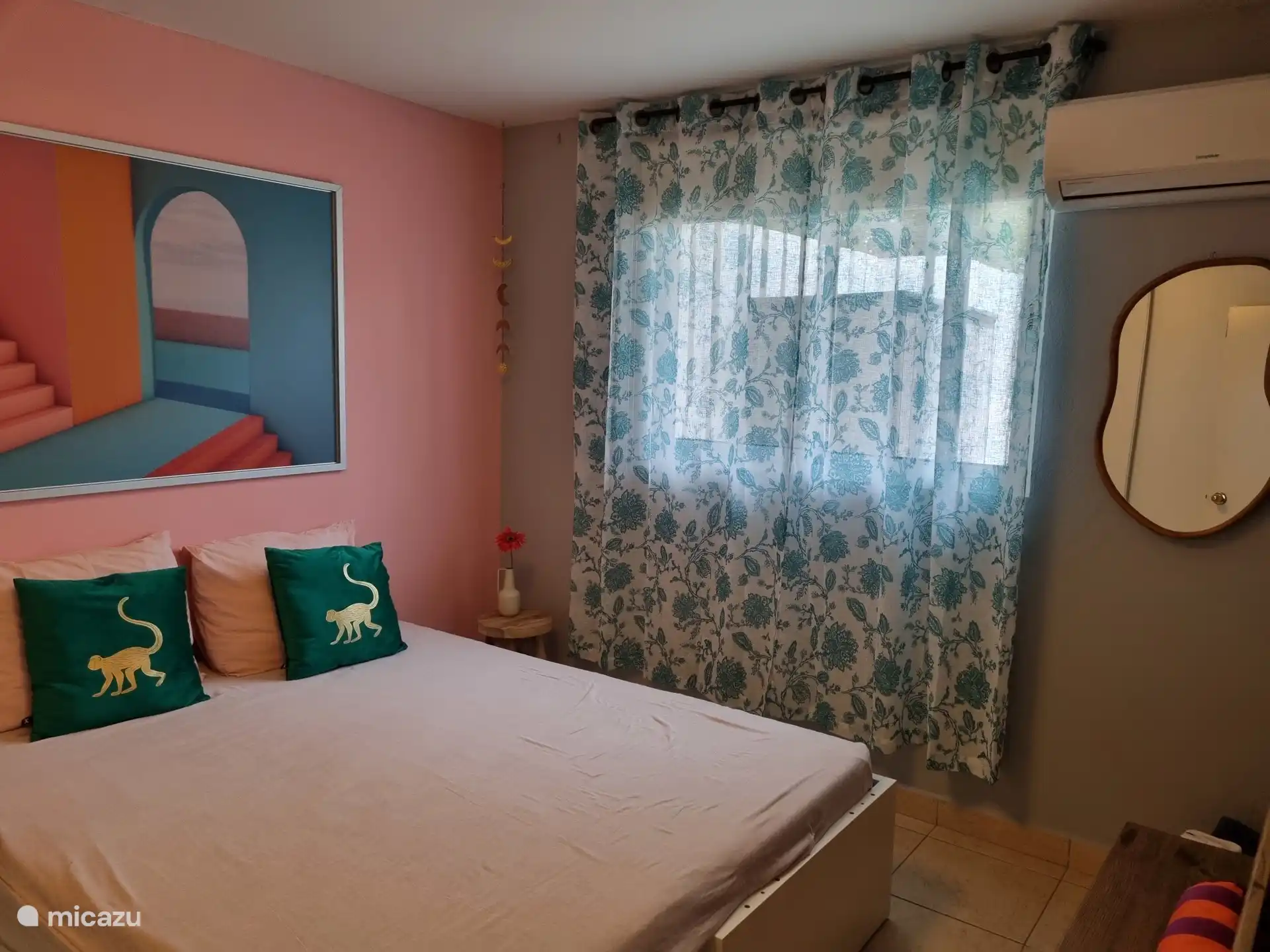 Zweites Schlafzimmer mit einem Doppelbett. Kann auch in ein 1-Personen-Bett eingefahren werden, um mehr Platz im Raum zu haben