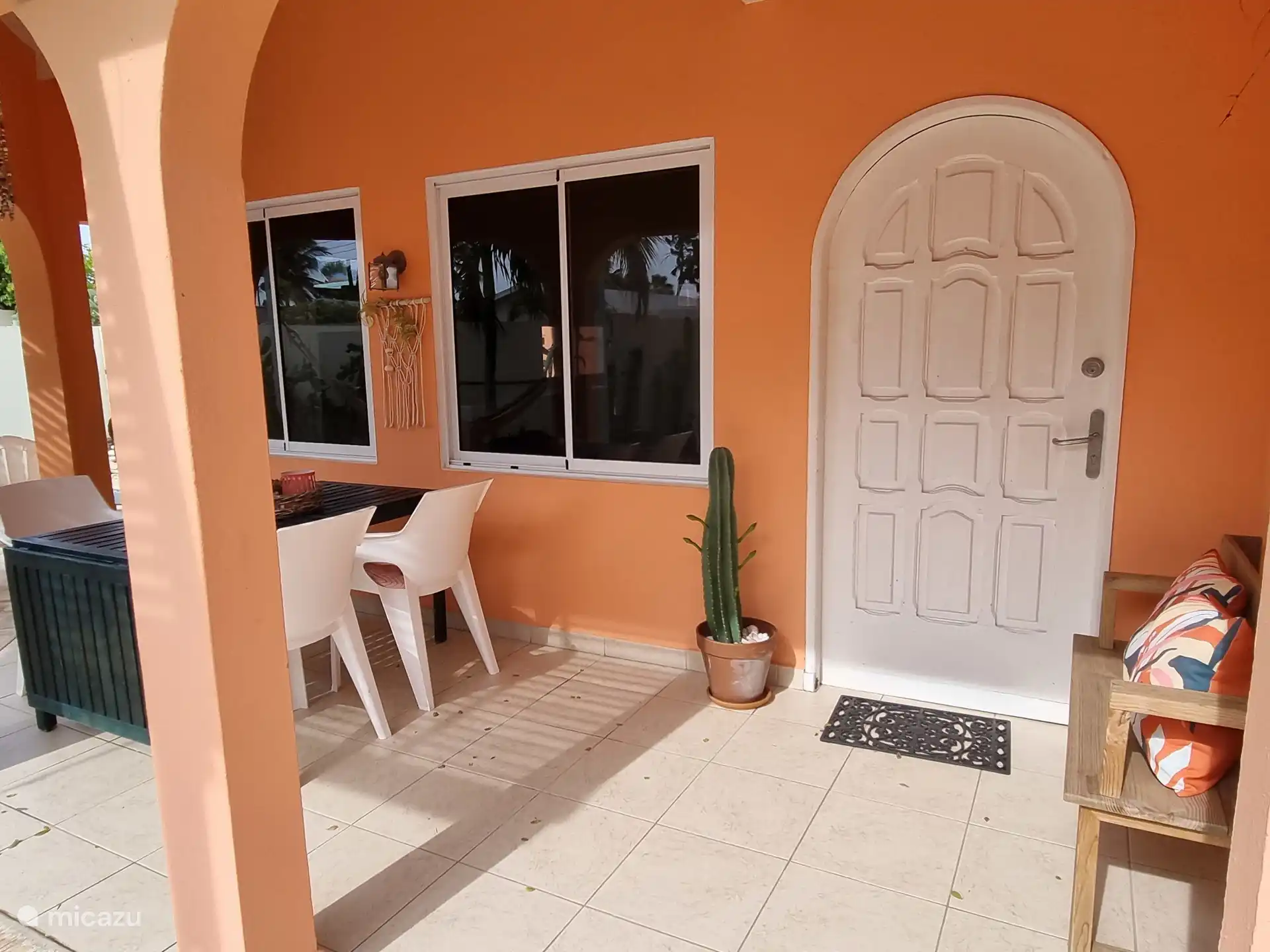 Haustür und überdachte Terrasse