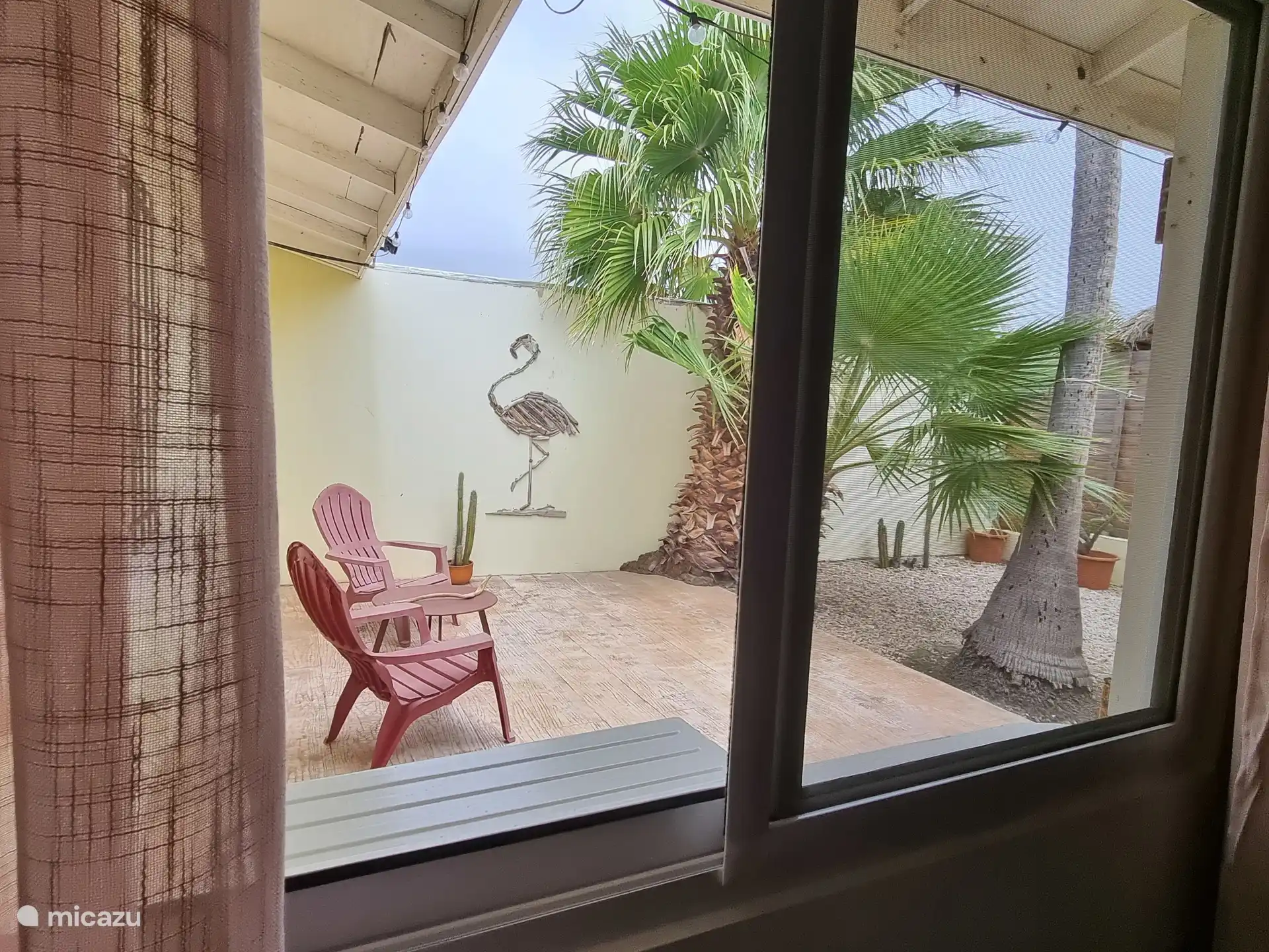 Vom Hauptschlafzimmer aus betreten Sie den kleinen hinteren Innenhof. Ein schöner ruhiger Ort zum Entspannen 