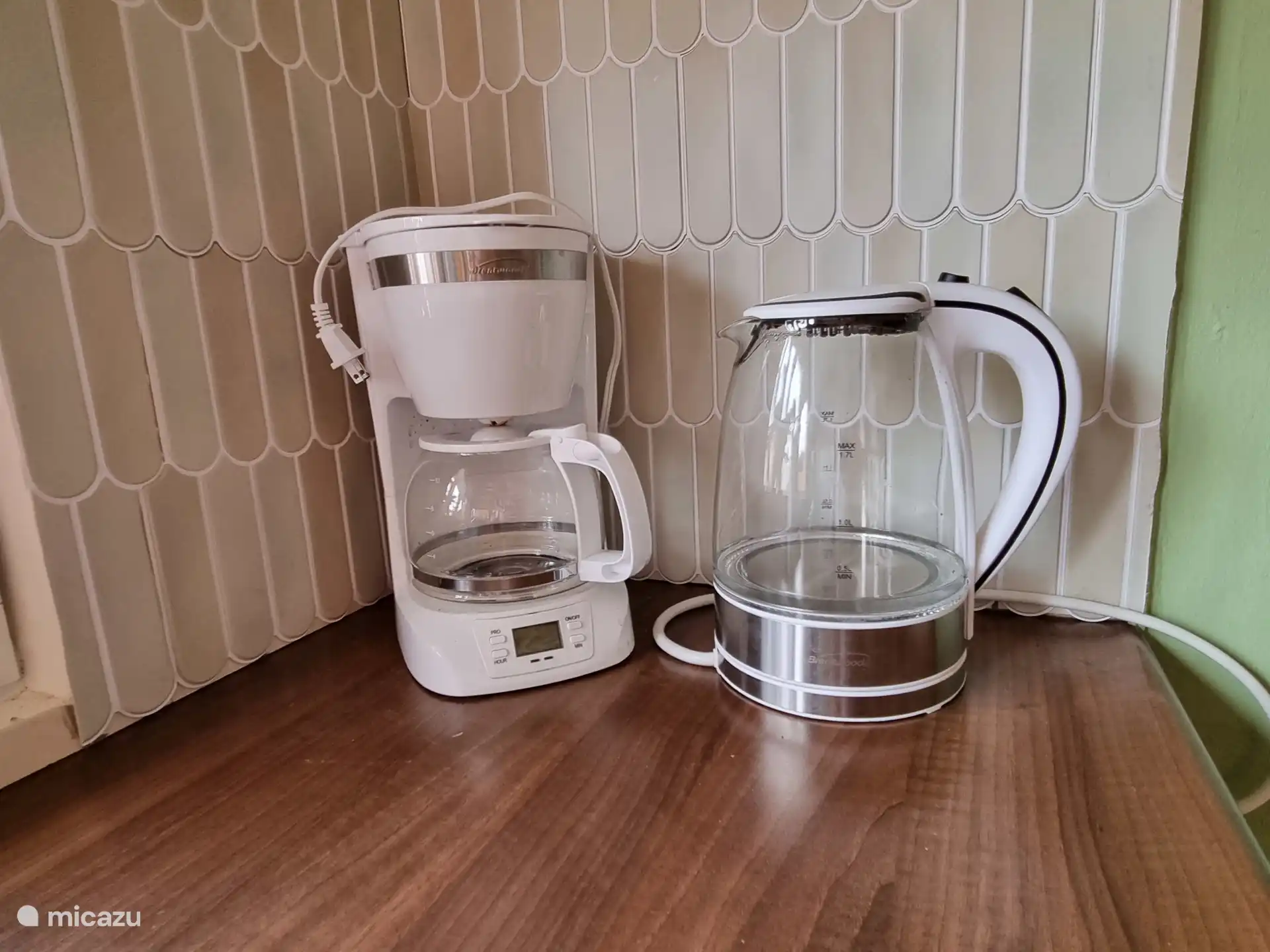 Kaffeemaschine, Wasserkocher, Toaster, Mixer, Milchaufschäumer.. alles ist da