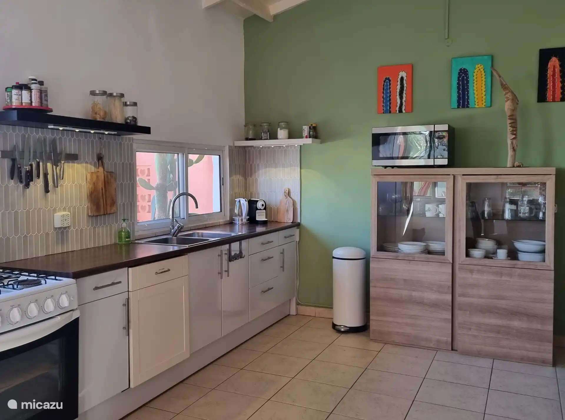 Küche mit Geschirrschrank