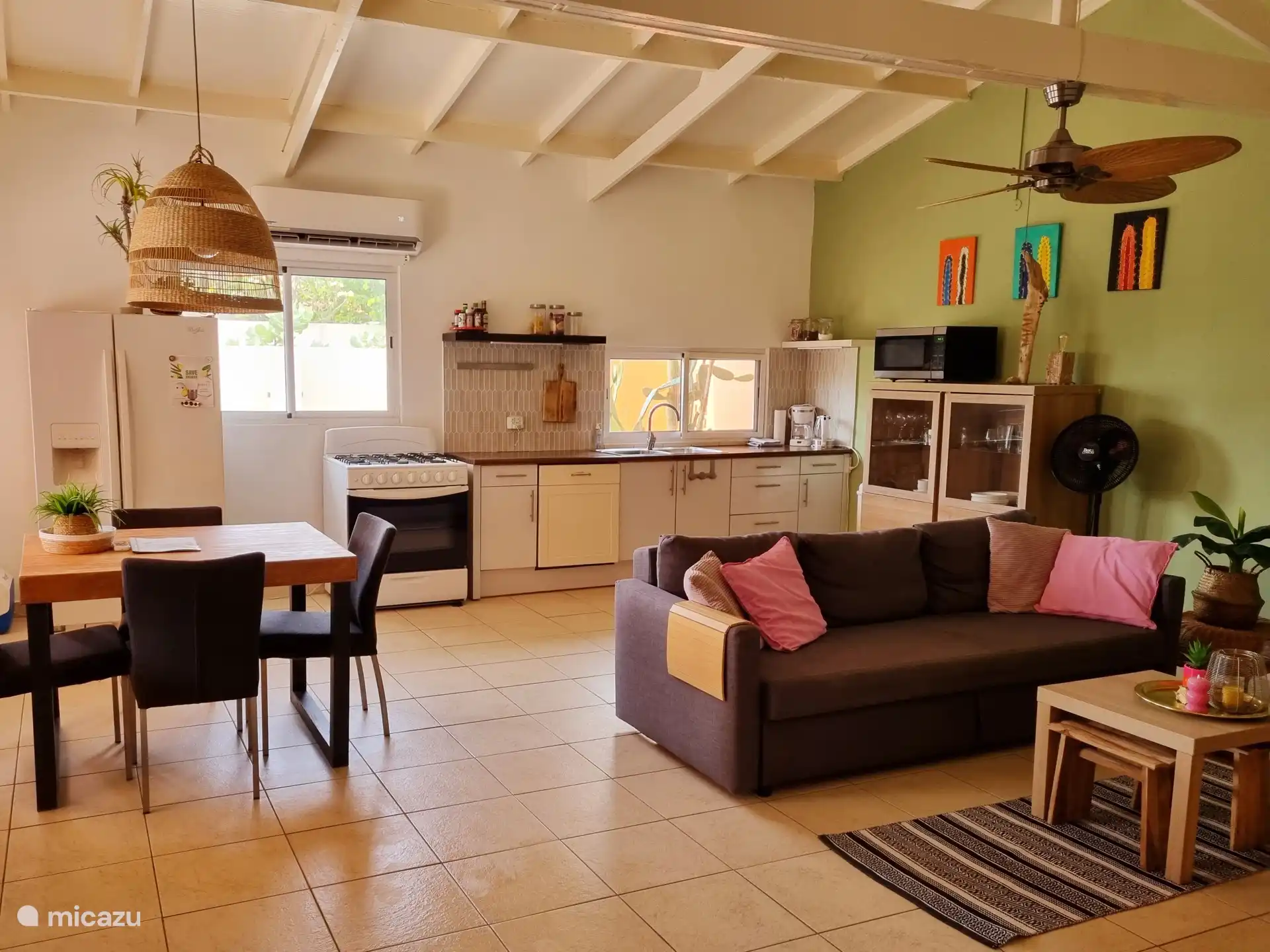 Raumübersicht: schöne hohe Decke, Sitzecke, Esstisch und Küche