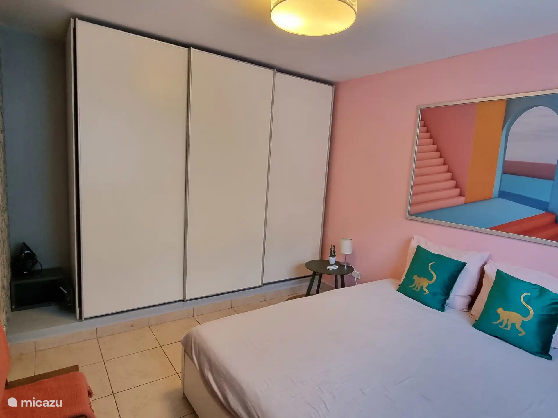 Sehr geräumiger Kleiderschrank mit Schiebetüren im Schlafzimmer 2.