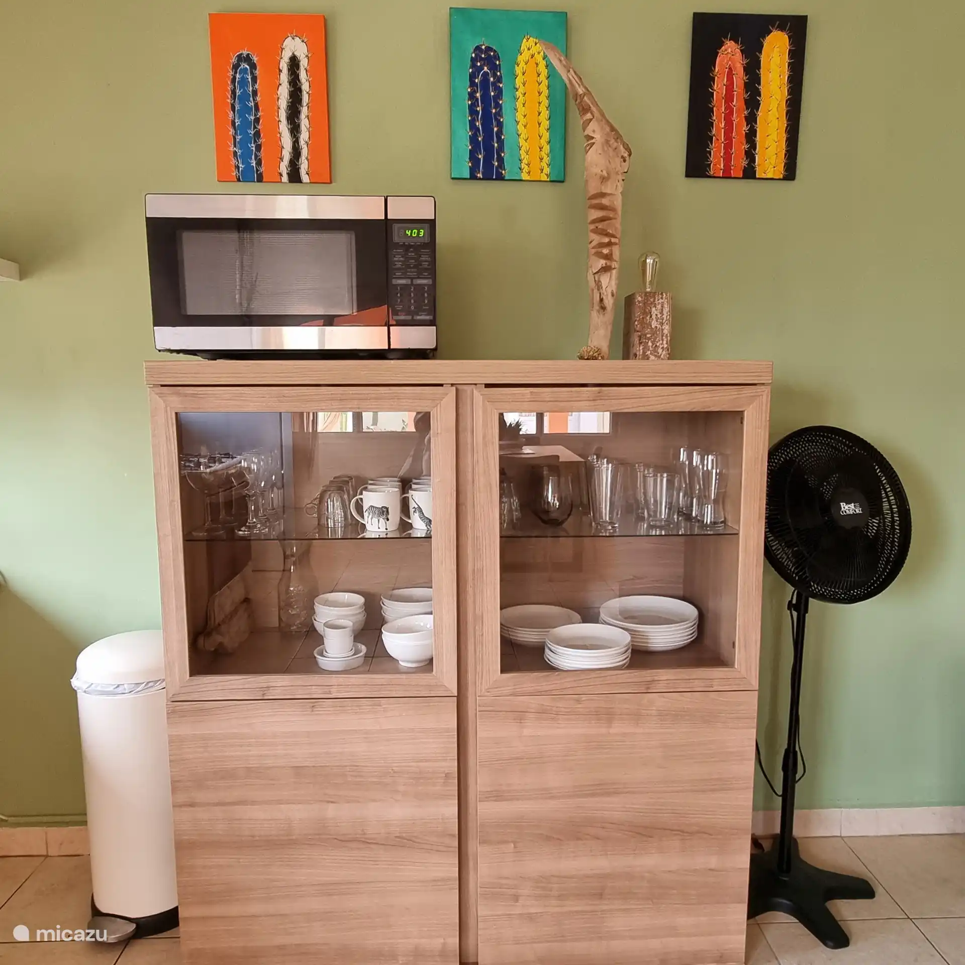 Viel Geschirr und Gläser stehen zur Verfügung.