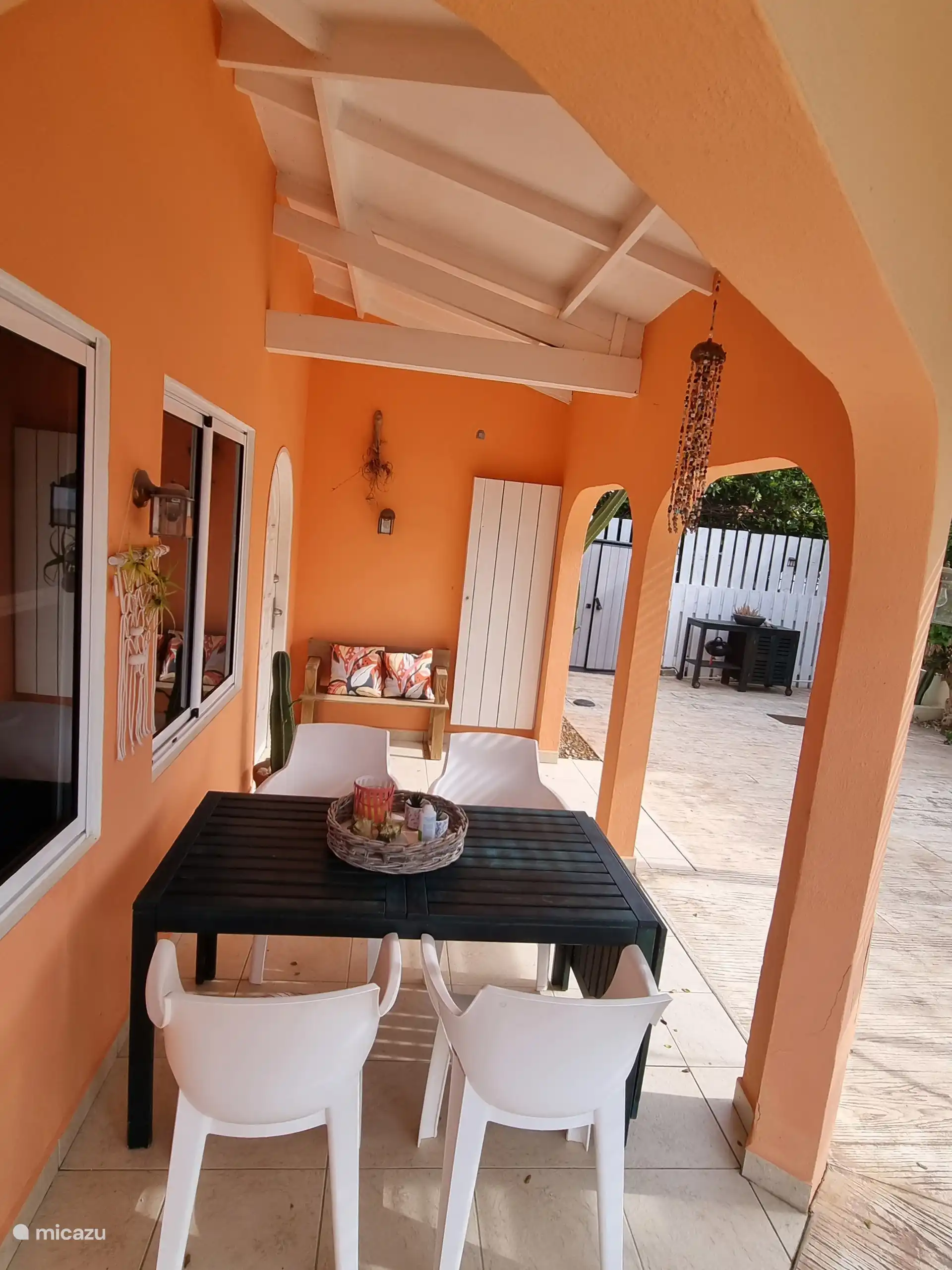 Auf der überdachten Terrasse an der Vorderseite können Sie ein Spiel, ein Frühstück oder einen Drink genießen!