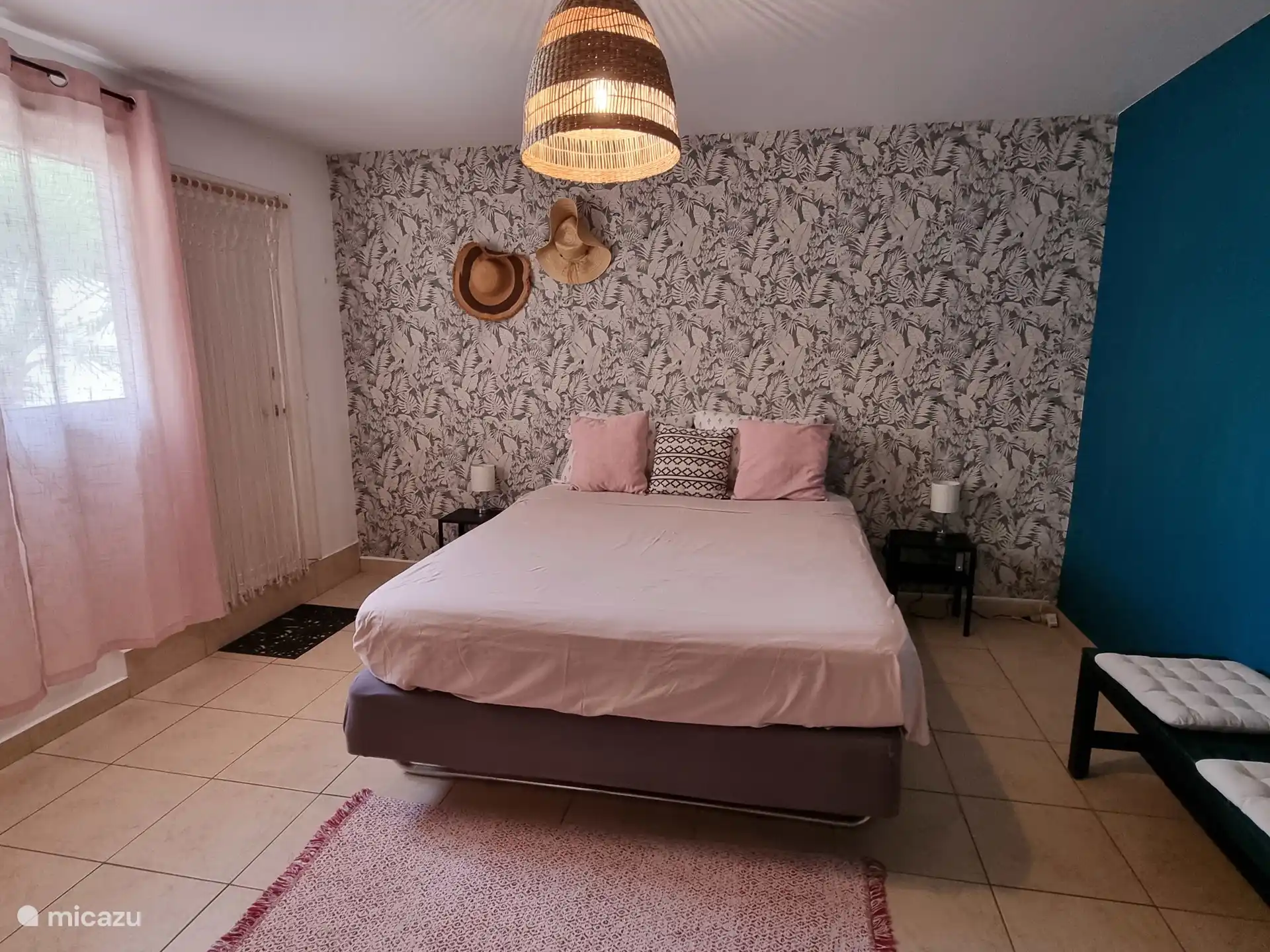 Das gemütliche Hauptschlafzimmer mit Queensize-Boxspringbett.