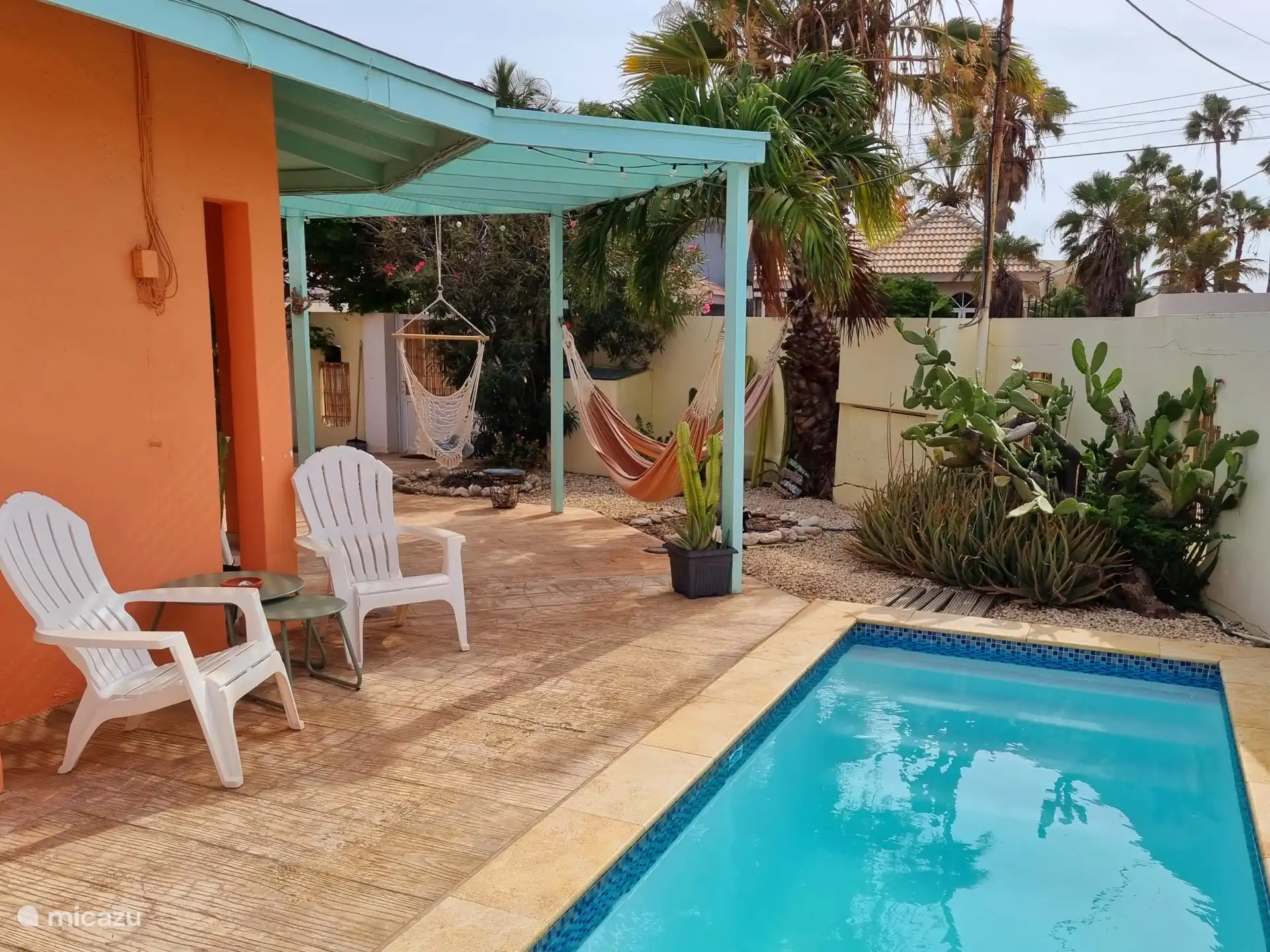 Mehrere Sitz- und Hängeecken rund um den Pool