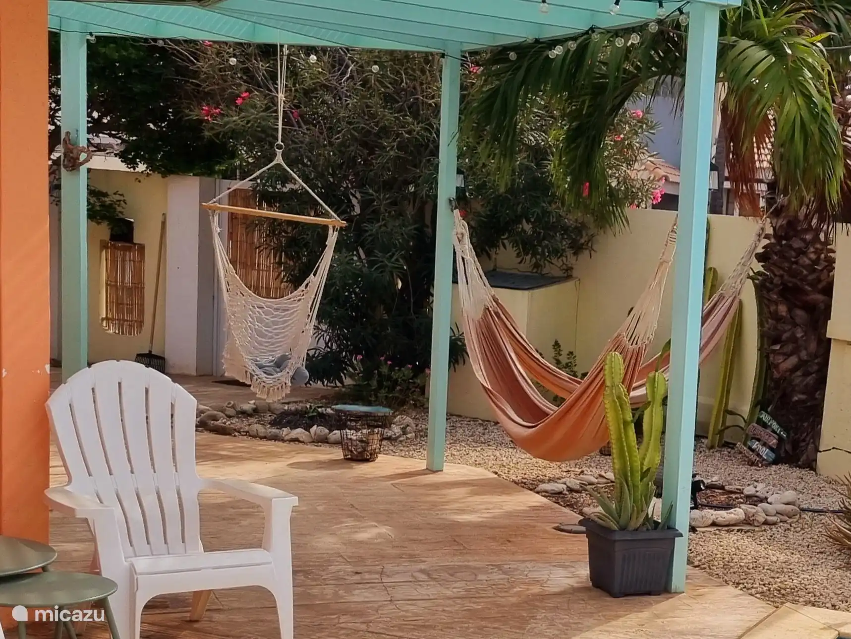 Entspannen Sie sich in der Hängematte unter der Palme.